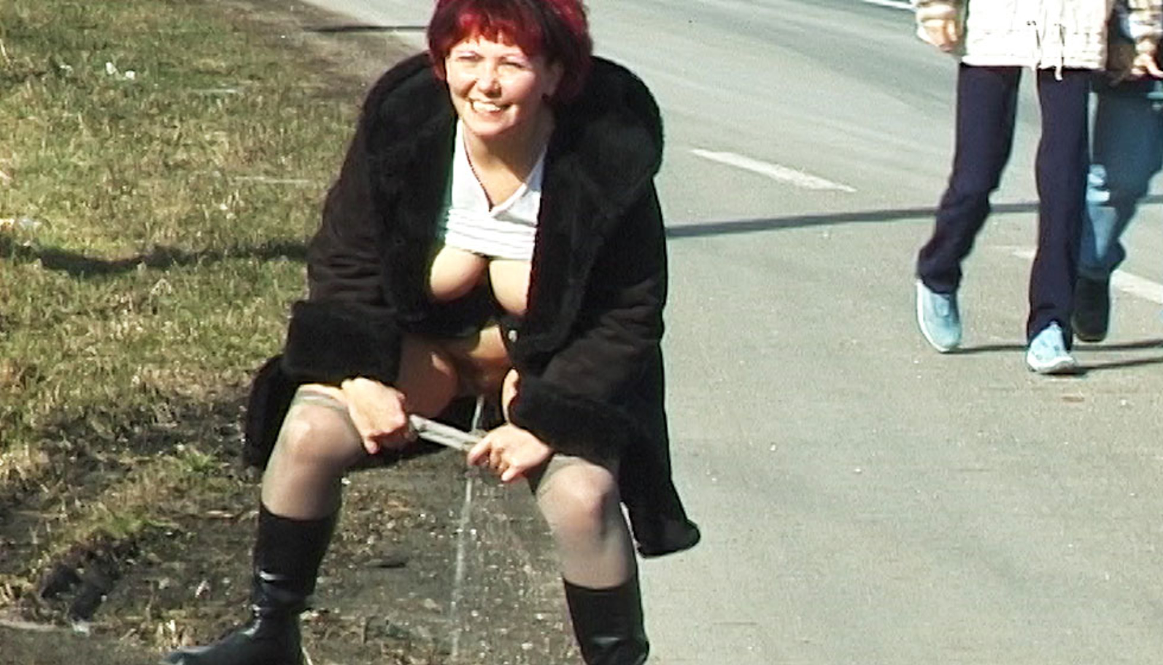 Exclusive She pees with people next Vidz Flix scene
